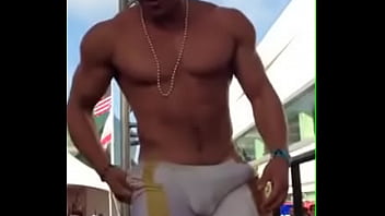 Gogo Boy Dotado Fica Excitado Na Parada Gay thumbnail