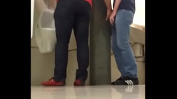 Jalandose La Verga En Baños Publicos thumbnail