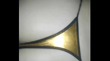 Estrenando la tanga nueva q le compre