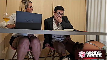 Agatha mama sexo no escritório de baixo da mesa grátis