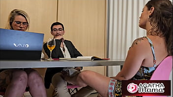 Agatha mama sexo no escritório de baixo da mesa grátis