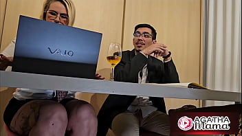 Agatha mama sexo no escritório de baixo da mesa grátis