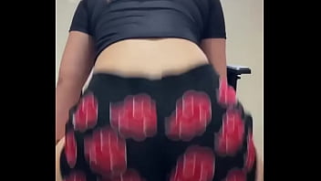 Gostosa balançando a bunda