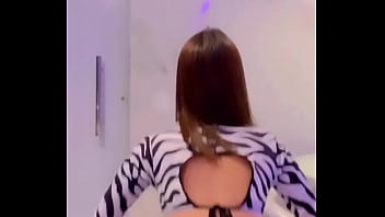 Gostosa rebolando até o vestido subir