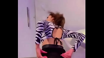 Gostosa rebolando até o vestido subir