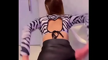 Gostosa rebolando até o vestido subir