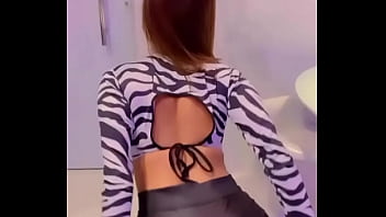 Gostosa rebolando até o vestido subir