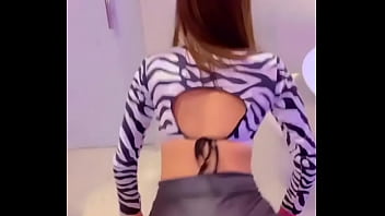 Gostosa rebolando até o vestido subir