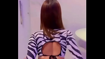 Gostosa rebolando até o vestido subir