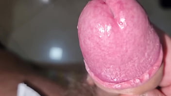 Arriva il figliastro italiano col cazzo grosso mostra la sua sega infinita e sborra per terra tanto