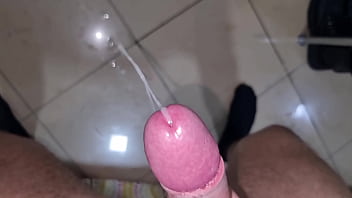 Arriva il figliastro italiano col cazzo grosso mostra la sua sega infinita e sborra per terra tanto