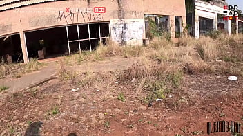 Encontrei uma construção abandonada na estrada e levei uma gostosa de dreadlooks para fuder ela ali mesmo completo no red