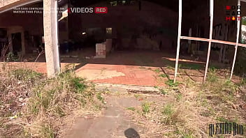 Encontrei uma construção abandonada na estrada e levei uma gostosa de dreadlooks para fuder ela ali mesmo completo no red