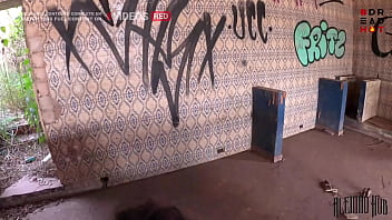 Encontrei uma construção abandonada na estrada e levei uma gostosa de dreadlooks para fuder ela ali mesmo completo no red