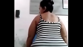Morena gostosa rebolando