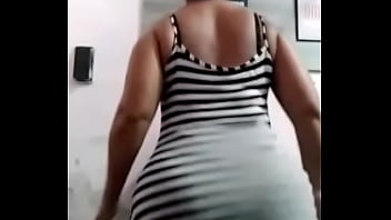 Morena gostosa rebolando