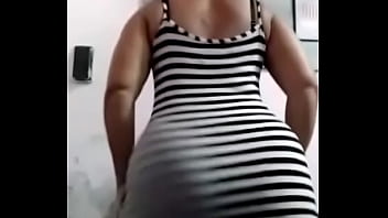 Morena gostosa rebolando