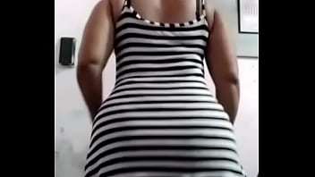 Morena gostosa rebolando