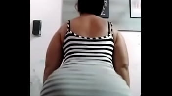 Morena gostosa rebolando