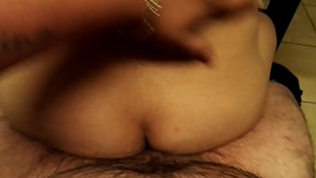 Cogiendo rico en la oficina moviendo el culito