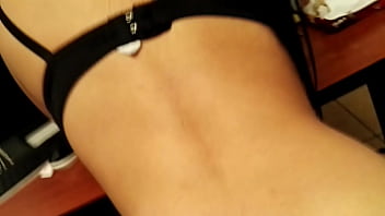 Cogiendo rico en la oficina moviendo el culito