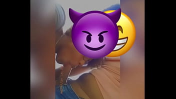 Ella me chupa el pene con tanto amor