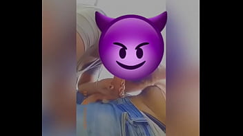 Ella me chupa el pene con tanto amor