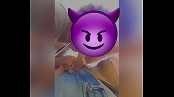 Ella me chupa el pene con tanto amor