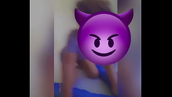 Ella me chupa el pene con tanto amor