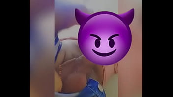 Ella me chupa el pene con tanto amor