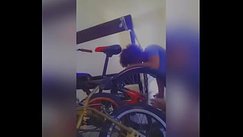 Ella me chupa el pene con tanto amor