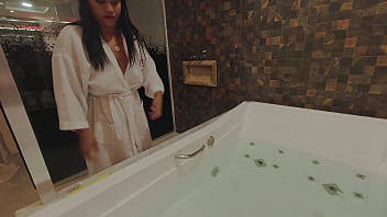 A foda no academia suada e sem calcinha a putaria não esperou o motel