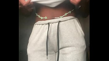 Envie de mettre une bite entre mes seins ce matin je m’ennuie