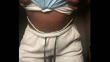 Envie de mettre une bite entre mes seins ce matin je m’ennuie