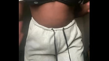 Envie de mettre une bite entre mes seins ce matin je m’ennuie