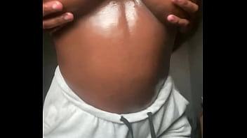 Envie de mettre une bite entre mes seins ce matin je m’ennuie