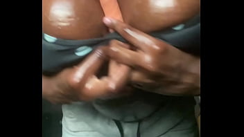 Envie de mettre une bite entre mes seins ce matin je m’ennuie