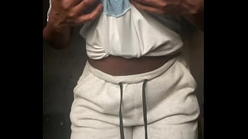 Envie de mettre une bite entre mes seins ce matin je m’ennuie