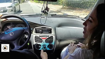 Professora de biologia dá uma boa nota para um aluno bronzeado de saia curta depois que ela faz um boquete nele e de dar o cu para ele