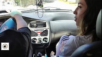 Professora de biologia dá uma boa nota para um aluno bronzeado de saia curta depois que ela faz um boquete nele e de dar o cu para ele