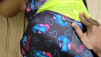 Enteada é flagrada pelo seu padrasto e é fudida