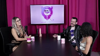 Um dos fetiches era ter o dedo chupado enquanto fodia a buceta e o outro era passar o bife no corpo nu espuleta e himeros mansion sheer red