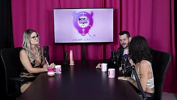 Um dos fetiches era ter o dedo chupado enquanto fodia a buceta e o outro era passar o bife no corpo nu espuleta e himeros mansion sheer red