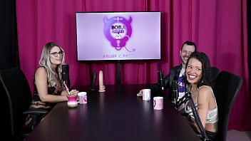 Um dos fetiches era ter o dedo chupado enquanto fodia a buceta e o outro era passar o bife no corpo nu espuleta e himeros mansion sheer red