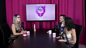 Um dos fetiches era ter o dedo chupado enquanto fodia a buceta e o outro era passar o bife no corpo nu espuleta e himeros mansion sheer red