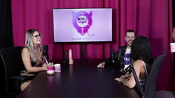 Um dos fetiches era ter o dedo chupado enquanto fodia a buceta e o outro era passar o bife no corpo nu espuleta e himeros mansion sheer red