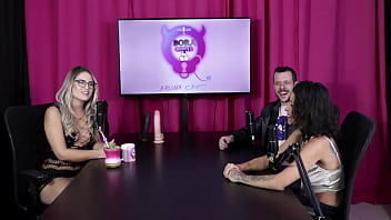 Um dos fetiches era ter o dedo chupado enquanto fodia a buceta e o outro era passar o bife no corpo nu espuleta e himeros mansion sheer red