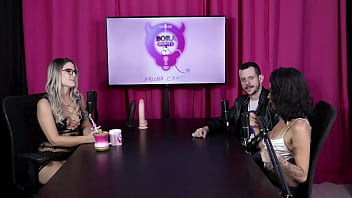 Um dos fetiches era ter o dedo chupado enquanto fodia a buceta e o outro era passar o bife no corpo nu espuleta e himeros mansion sheer red