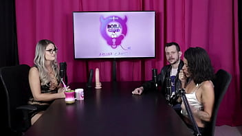 Um dos fetiches era ter o dedo chupado enquanto fodia a buceta e o outro era passar o bife no corpo nu espuleta e himeros mansion sheer red