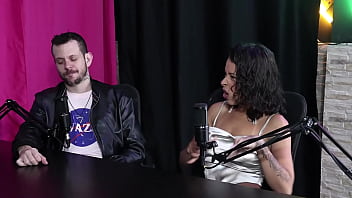 Um dos fetiches era ter o dedo chupado enquanto fodia a buceta e o outro era passar o bife no corpo nu espuleta e himeros mansion sheer red